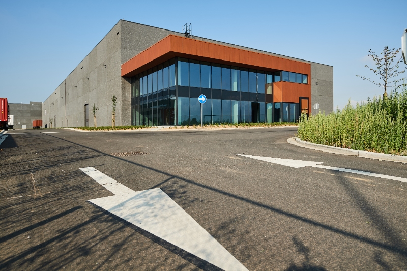 Logistics building with offices to rent in Milmort