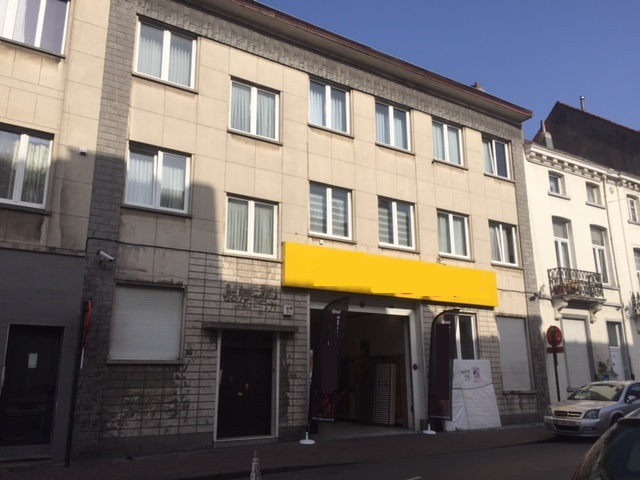 Bedrijfsgebouw met appartementen te koop te Brussel