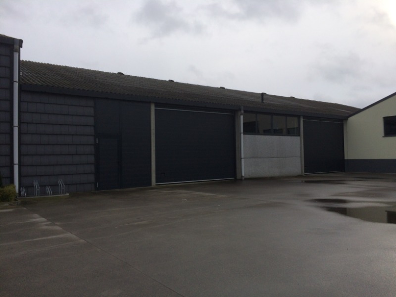 Entrepôt / Atelier de +/- 900m² avec 3 portes sectionnelles + bureau +/- 100 m² dans le zoning sud de Nivelles