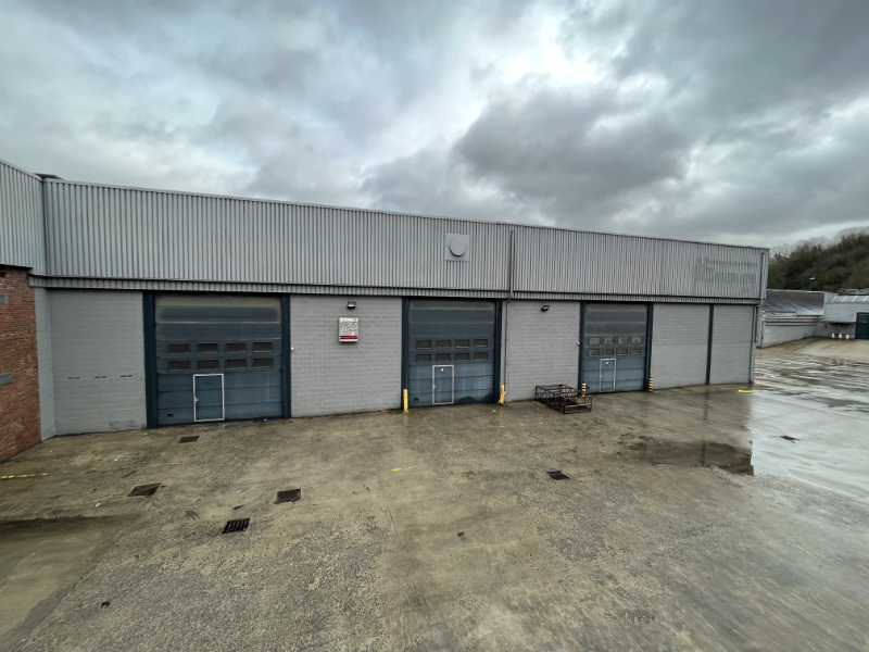 Warehouse for rent of +/- 1,700 m² with an office of +/- 200 m² and 100 m² multi-purpose space as well as an outside yard of 1,500 m² located in Saint Servais